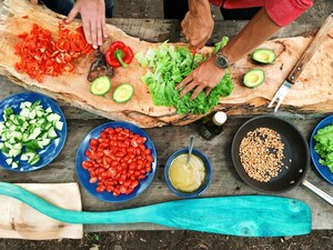 Aufnahme auf Hände die draußen Essen zubereiten